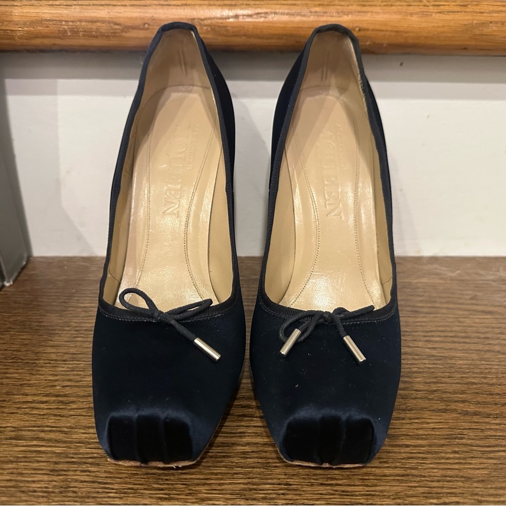 RARE: Satin Ballet Bow Pumps - Picture 7 of 11